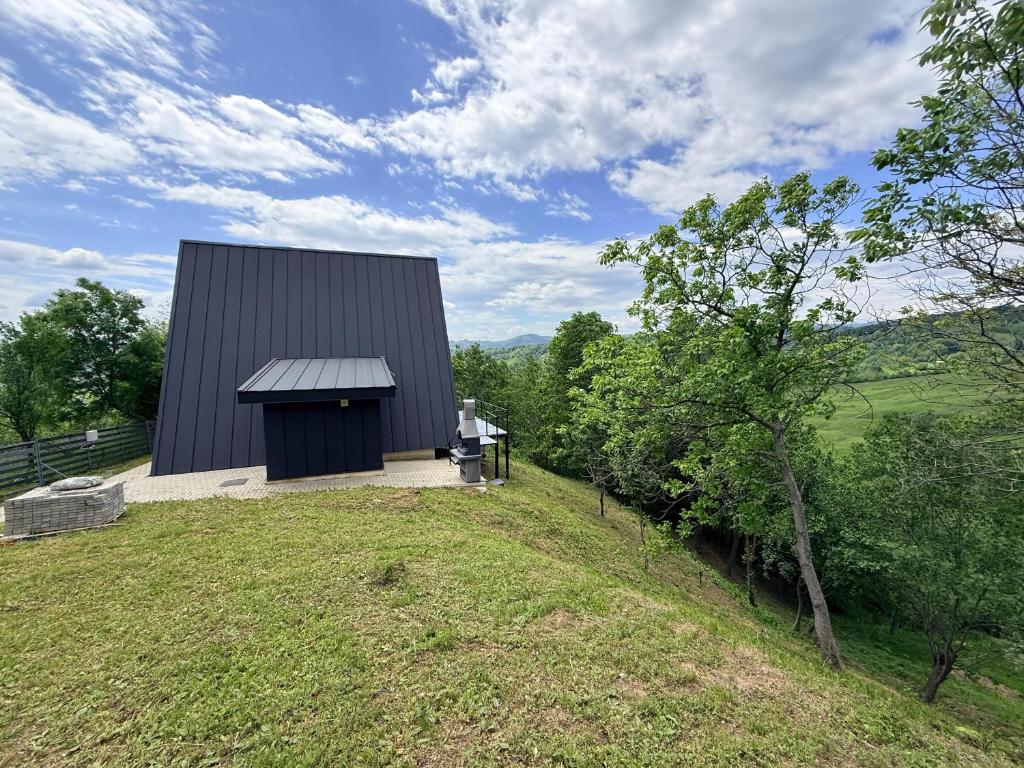 Exteriorul cabanei A-frame pe deal